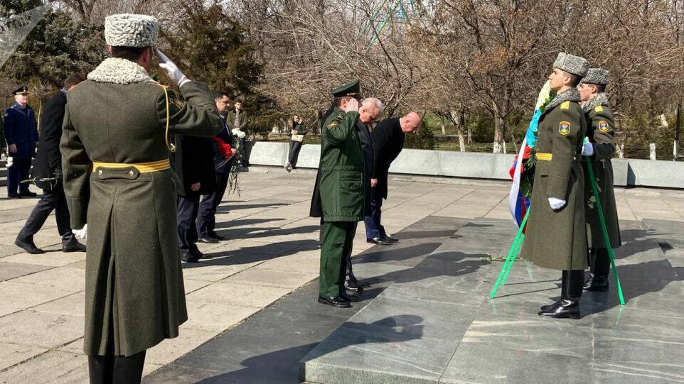 Сотрудники российского посольства во главе с послом Сергеем Копыркиным возложили цветы к могиле неизвестного солдата в Парке Победы - РИА Новости, 1920, 23.02.2021