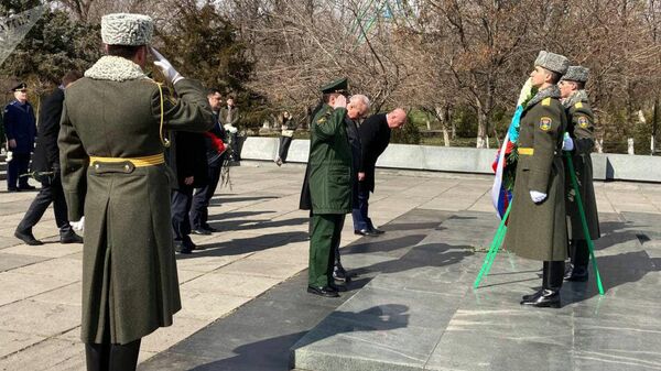 Сотрудники российского посольства во главе с послом Сергеем Копыркиным возложили цветы к могиле неизвестного солдата в Парке Победы