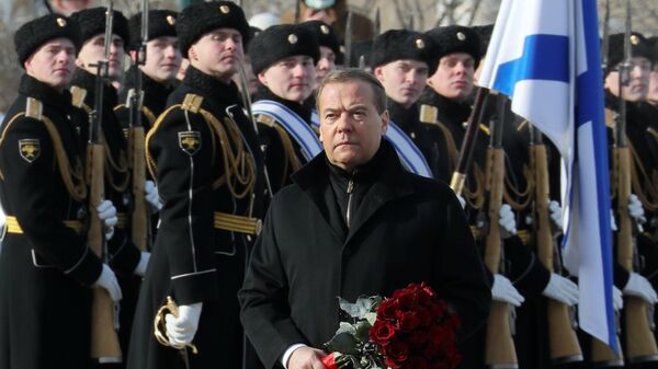 Зампред Совбеза РФ, председатель Единой России Дмитрий Медведев возложил венок к Могиле Неизвестного Солдата