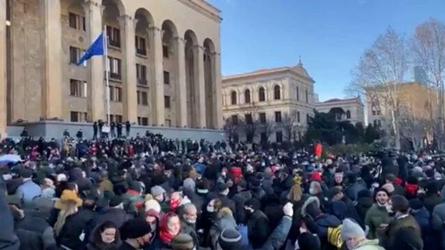 Протестующие перекрыли проспект Руставели в Тбилиси