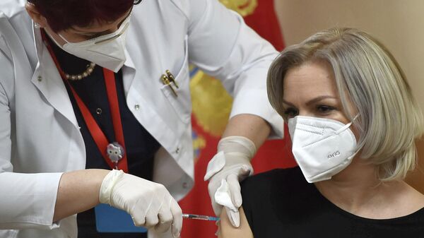 Министр здравоохранения Черногории Елена Боровинич-Бойович сделал прививку от коронавируса вакциной российского производства Спутник V