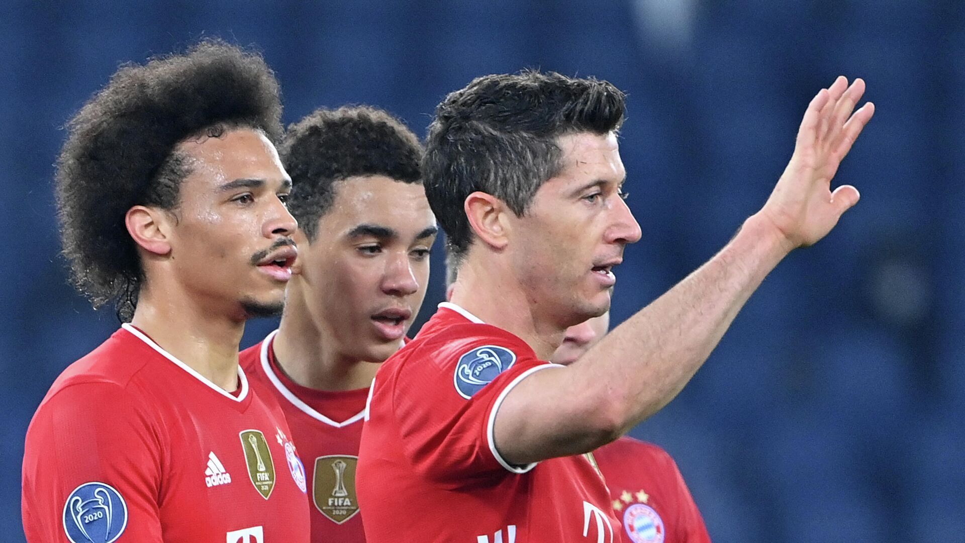 Bayern Munich's German midfielder Leroy Sane (L) celebrates with Bayern Munich's Polish forward Robert Lewandowski (R) and teammates after scoring the third goal during the UEFA Champions League round of 16 first leg football match Lazio Rome vs Bayern Munich on February 23, 2021 at the Olympic stadium in Rome. (Photo by Alberto PIZZOLI / AFP) - РИА Новости, 1920, 24.02.2021