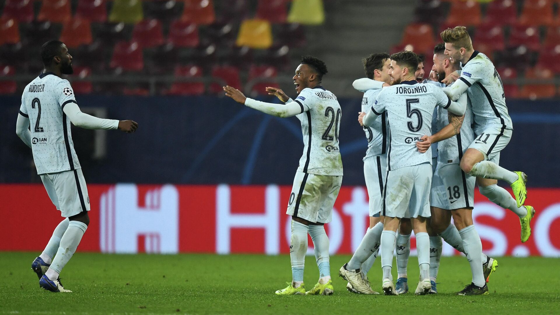 Chelsea's French striker Olivier Giroud (2R) celebrates with teammates after scoring during the UEFA Champions League round of 16 first leg football match between Club Atletico de Madrid and Chelsea at the Arena Nationala stadium in Bucharest on February 23, 2021. (Photo by Daniel MIHAILESCU / AFP) - РИА Новости, 1920, 24.02.2021