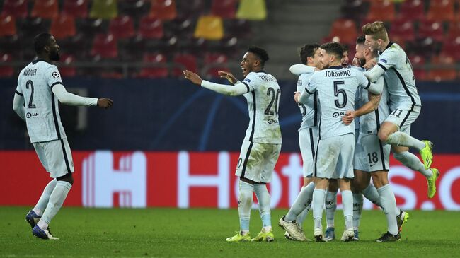 Chelsea's French striker Olivier Giroud (2R) celebrates with teammates after scoring during the UEFA Champions League round of 16 first leg football match between Club Atletico de Madrid and Chelsea at the Arena Nationala stadium in Bucharest on February 23, 2021. (Photo by Daniel MIHAILESCU / AFP)