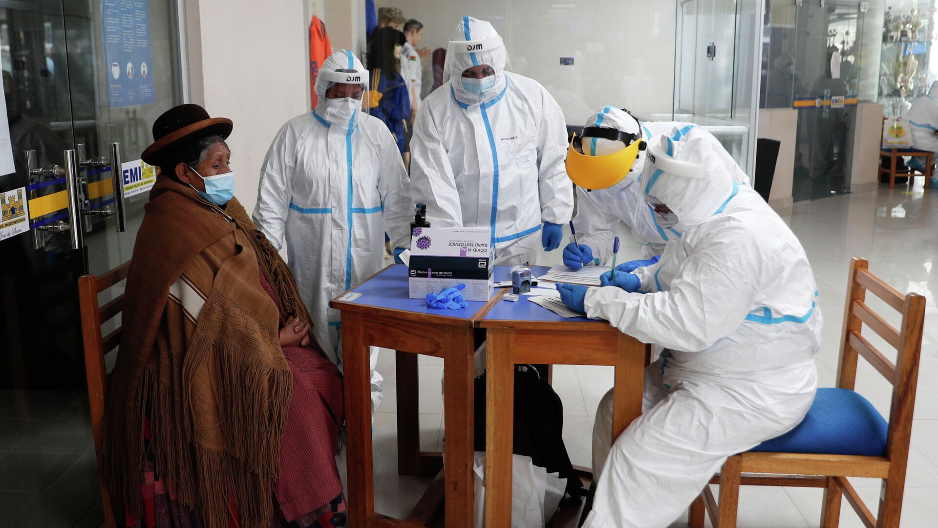 Медицинские работники берут тест на коронавирус в городе Ла-Пас, Боливия - РИА Новости, 1920, 26.04.2021
