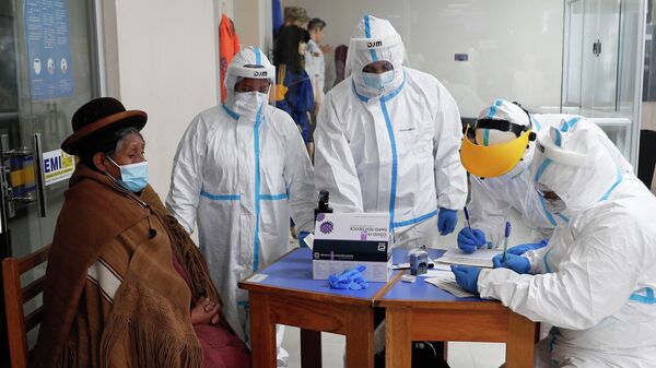 Медицинские работники берут тест на коронавирус в городе Ла-Пас, Боливия