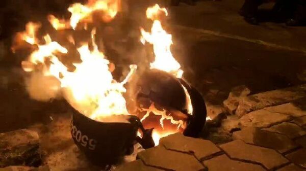 Огонь и дымовые шашки: столкновения у офиса Зеленского в Киеве  