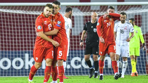 Футболисты сборной Северной Македонии радуются голу