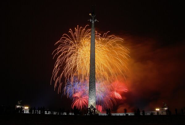 Праздничный салют в честь Дня защитника Отечества над площадью Парка Победы на Поклонной горе в Москве
