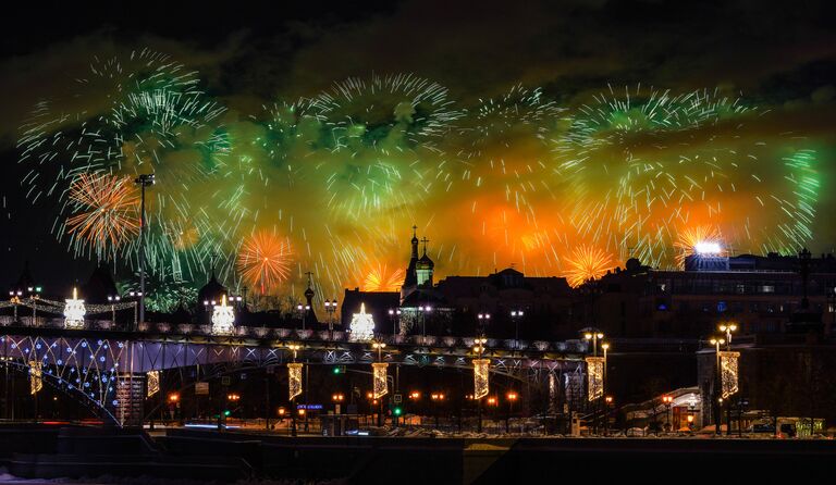 Праздничный салют в Москве в честь Дня защитника Отечества