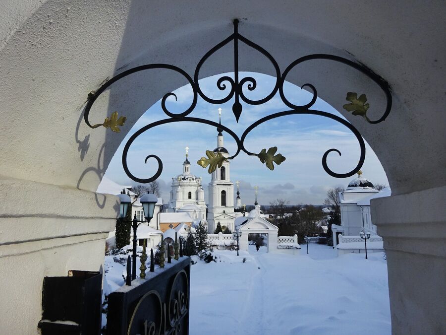 Вход в Свято-Никольский Черноостровский монастырь