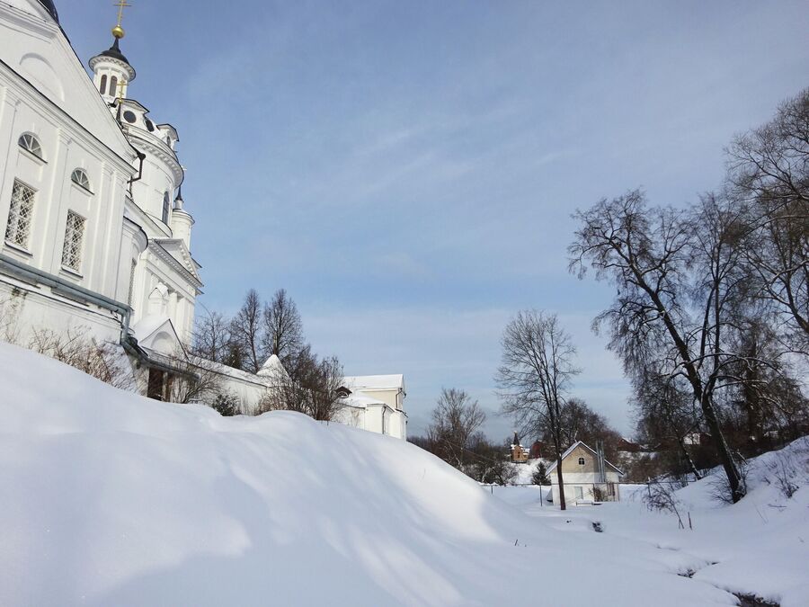 Вид на Свято-Никольский монастырь от источника 