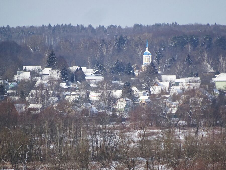 Вид на Покровскую церковь в Кариже с городища