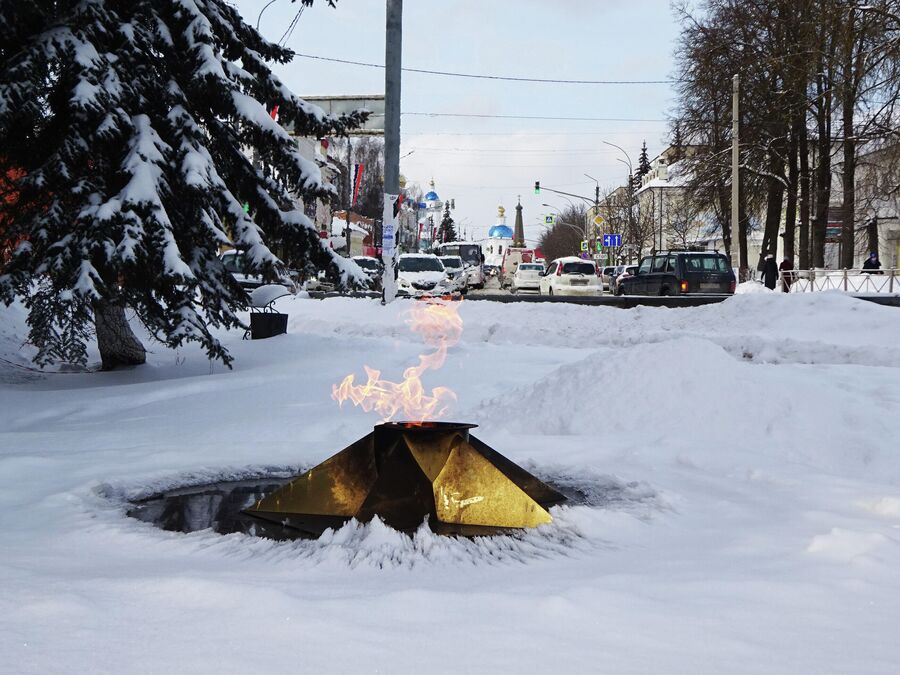 Вечный огонь и вид на улицу Ленина