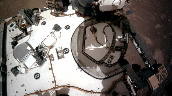 Вид с навигационной камеры на марсоход Perseverance Mars Rover