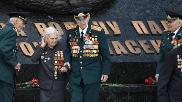Ветераны Великой отечественной войны во время церемонии возложения венка к Ржевскому мемориалу Советскому солдату