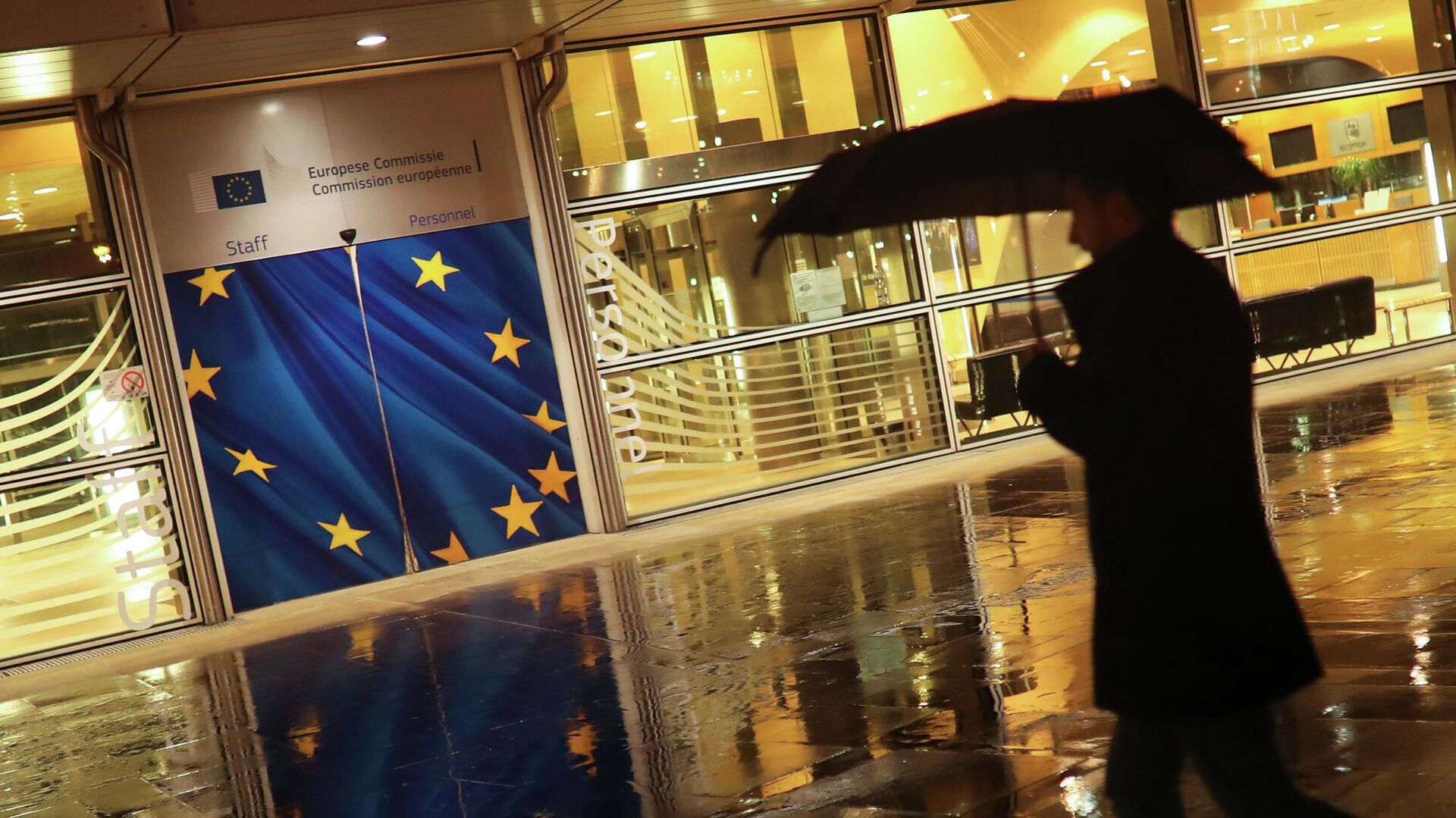 Прохожий у штаб-квартиры Европейской комиссии в Брюсселе - РИА Новости, 1920, 05.05.2021
