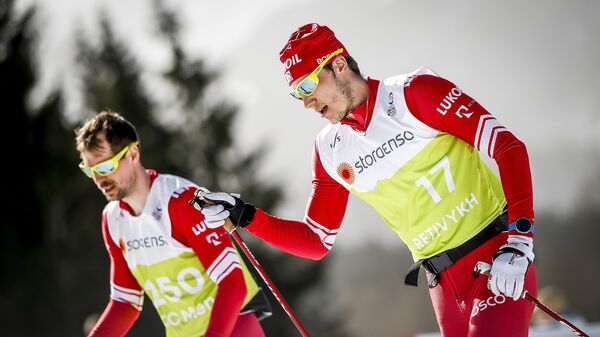 Справа налево: Глеб Ретивых (Россия) и Сергей Устюгов (Россия) на тренировке перед соревнованиями чемпионата мира по лыжным гонкам.