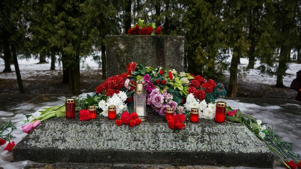 Мемориал освободителям и Героям Советского Союза в Крустпилсском парке в Екабпилсе