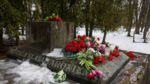 Мемориал освободителям и Героям Советского Союза в Крустпилсском парке в Екабпилсе