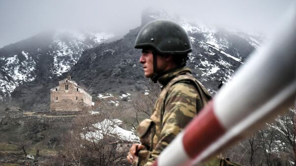 Военнослужащий армии Азербайджана на КПП  в Лачинском районе