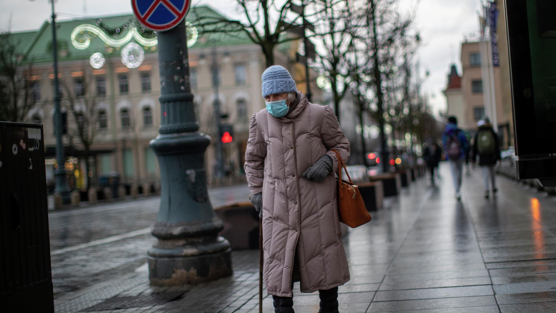 Пожилая женщина в защитной маске на улице Вильнюса - РИА Новости, 1920, 03.03.2022