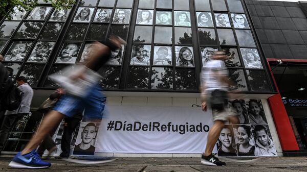 Портреты мигрантов, выставленные колумбийском здании НПО