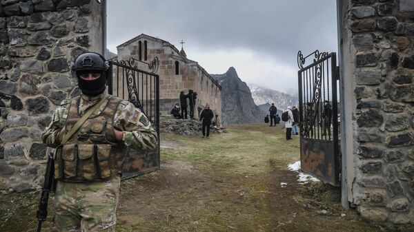 Азербайджанский военный у входа на территорию Албано-удинского христианского храма-монастыря Агоглан в селе Хусулу Лачинского района
