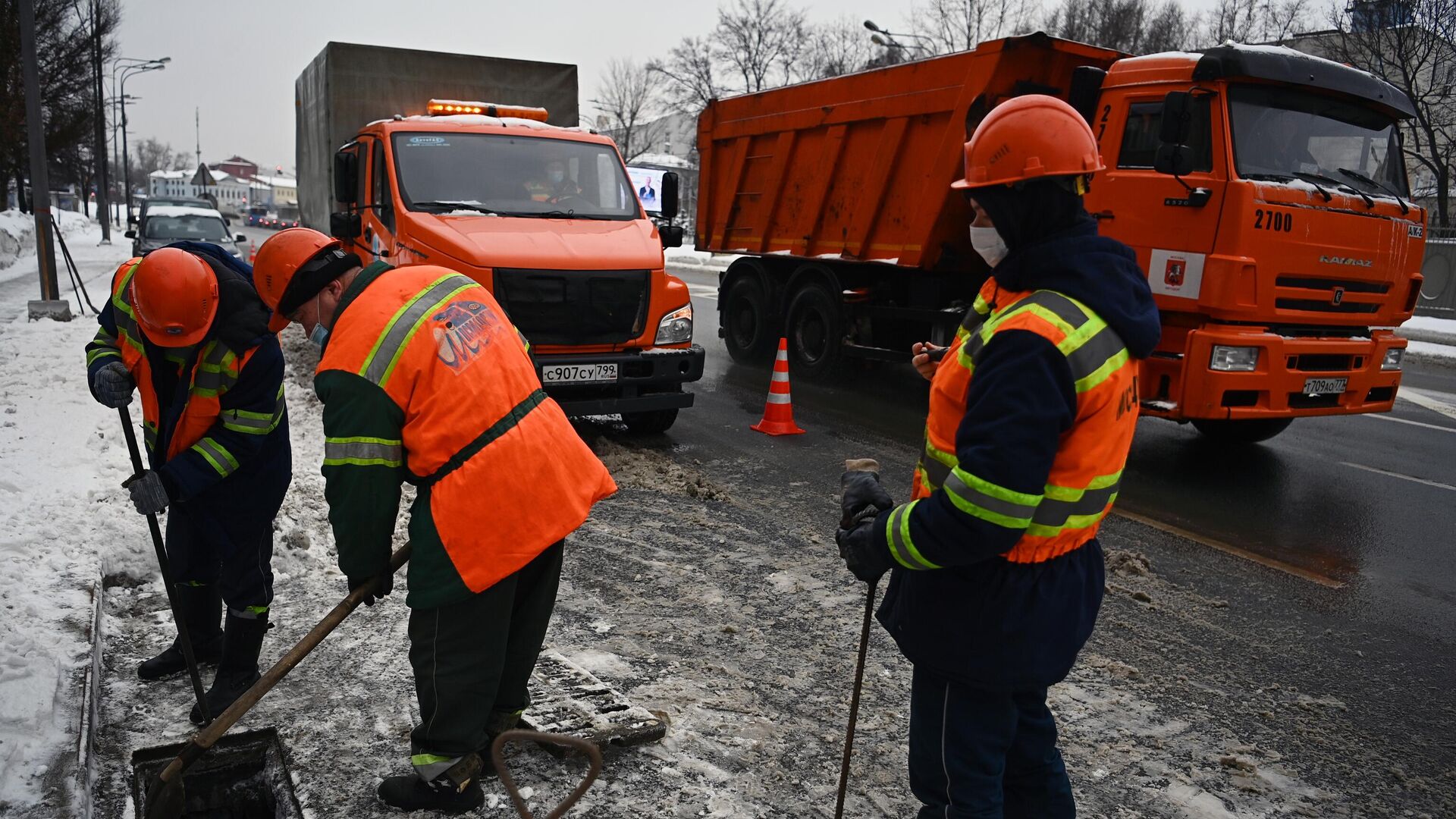 Сотрудники снегоплавильного пункта ГУП Мосводосток во время чистки водоприемных колодцев в Москве - РИА Новости, 1920, 12.12.2022