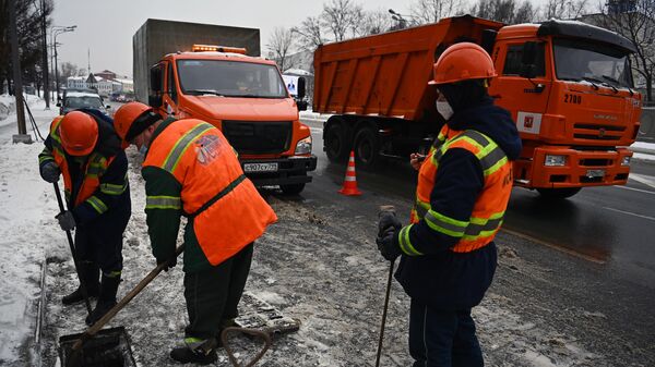 Сотрудники снегоплавильного пункта ГУП Мосводосток во время чистки водоприемных колодцев в Москве