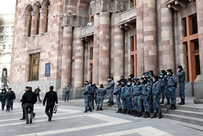 Сотрудники полиции возле Дома правительства в Ереване