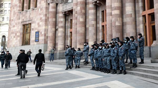 Сотрудники полиции возле Дома правительства в Ереване