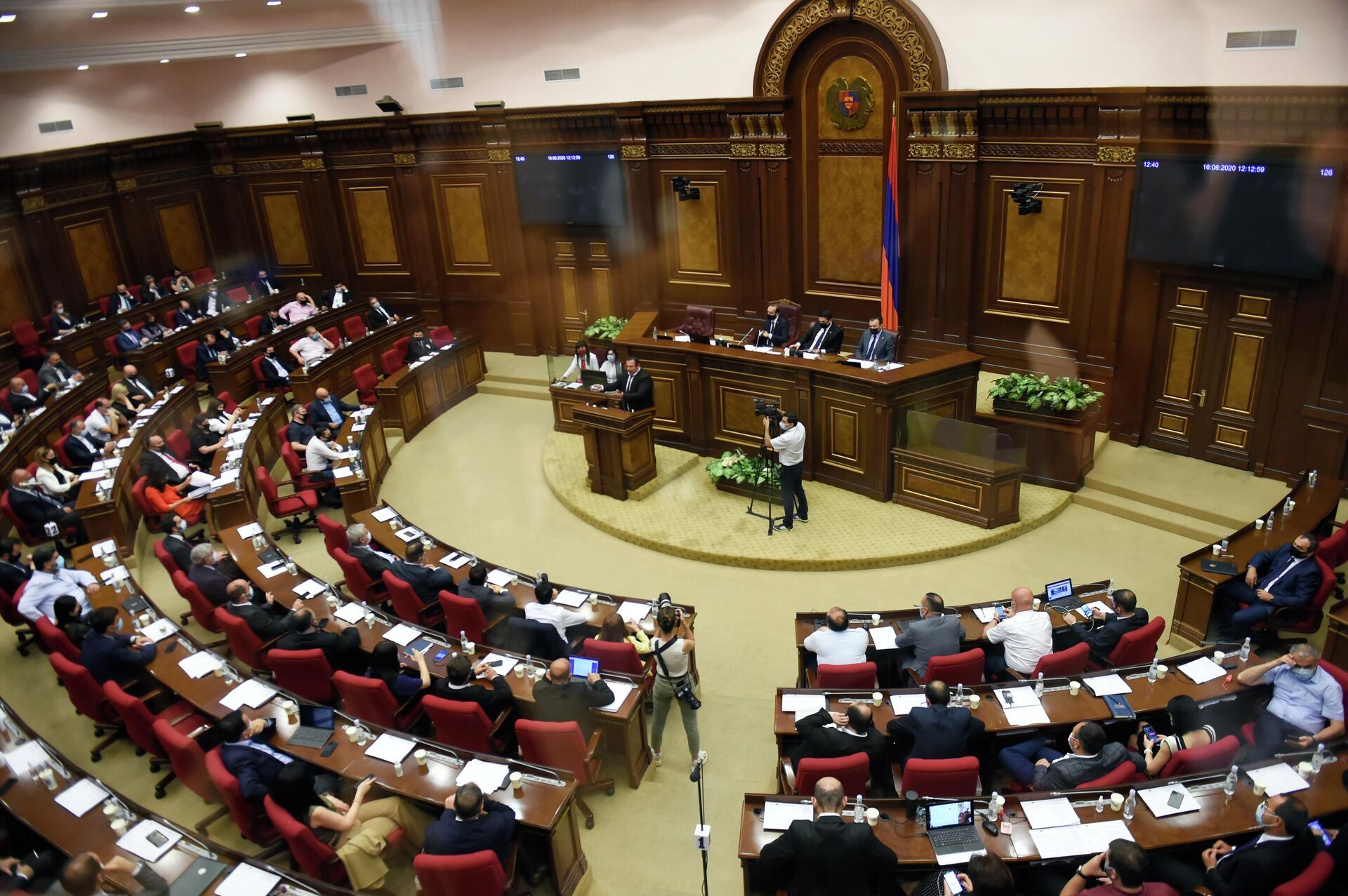 Руководитель оппозиционной партии Процветающая Армения Гагик Царукян выступает в парламенте Армении в Ереване - РИА Новости, 1920, 25.02.2021