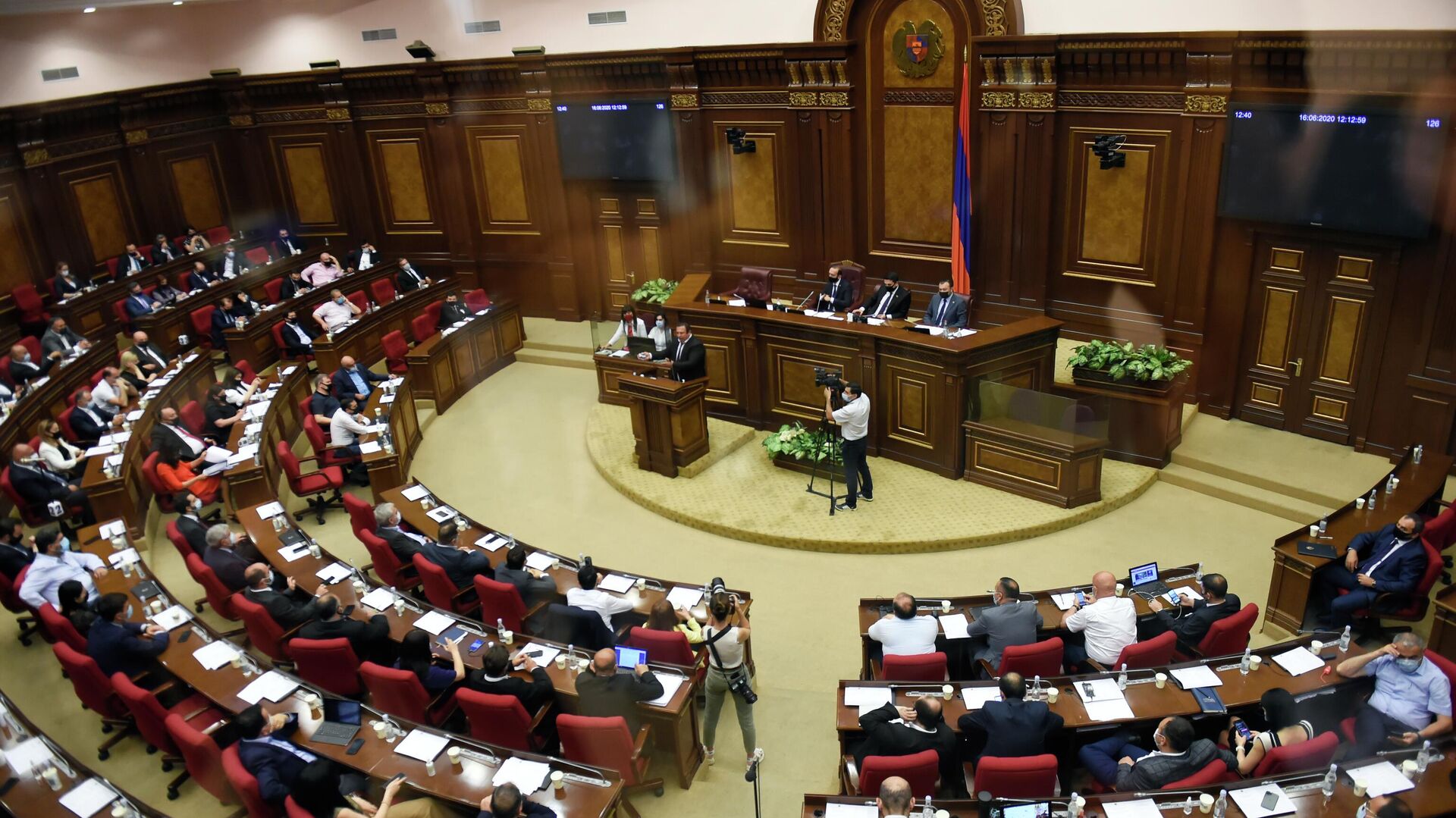 Руководитель оппозиционной партии Процветающая Армения Гагик Царукян выступает в парламенте Армении в Ереване - РИА Новости, 1920, 23.11.2021