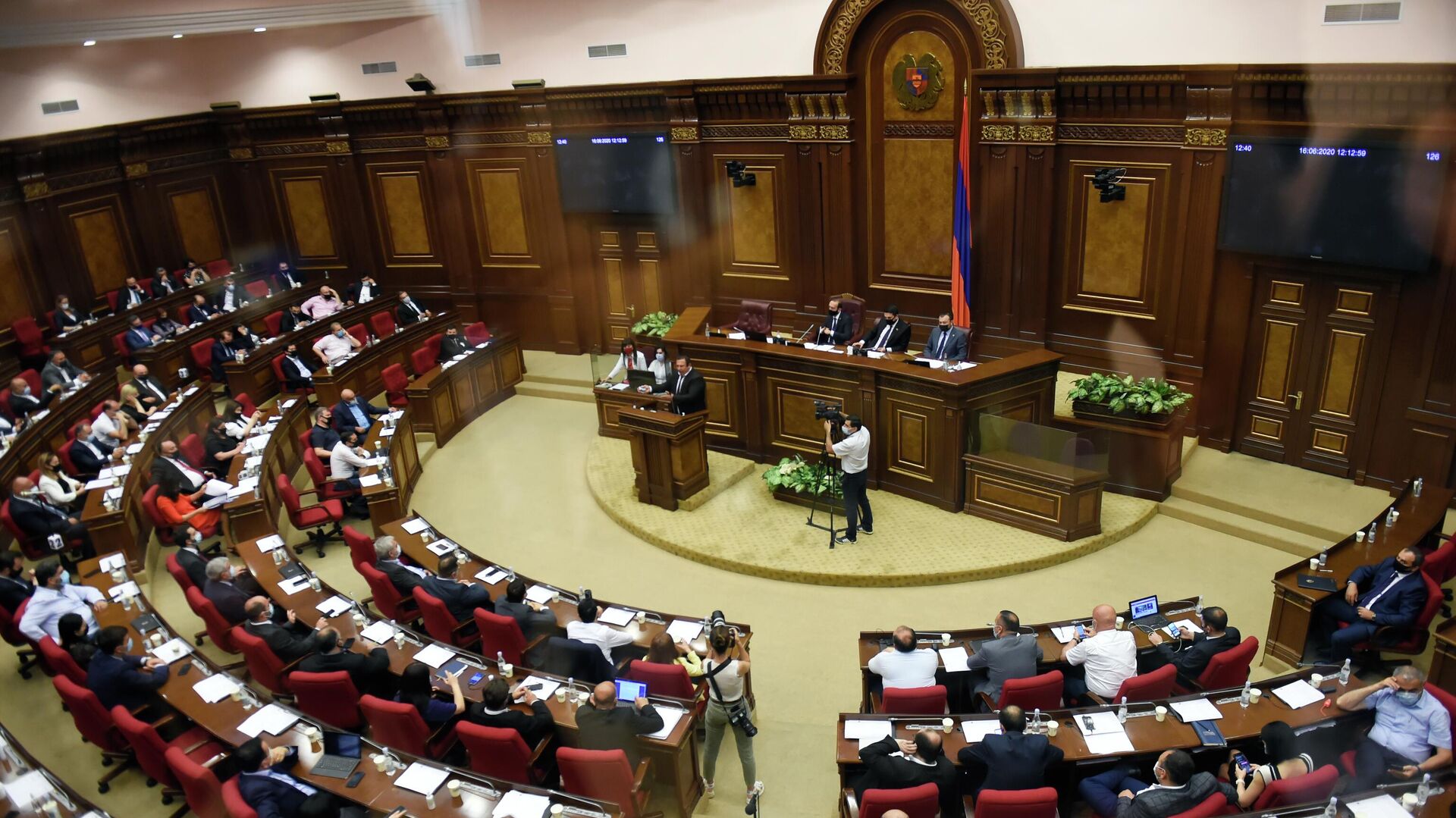Руководитель оппозиционной партии Процветающая Армения Гагик Царукян выступает в парламенте Армении в Ереване - РИА Новости, 1920, 23.11.2021
