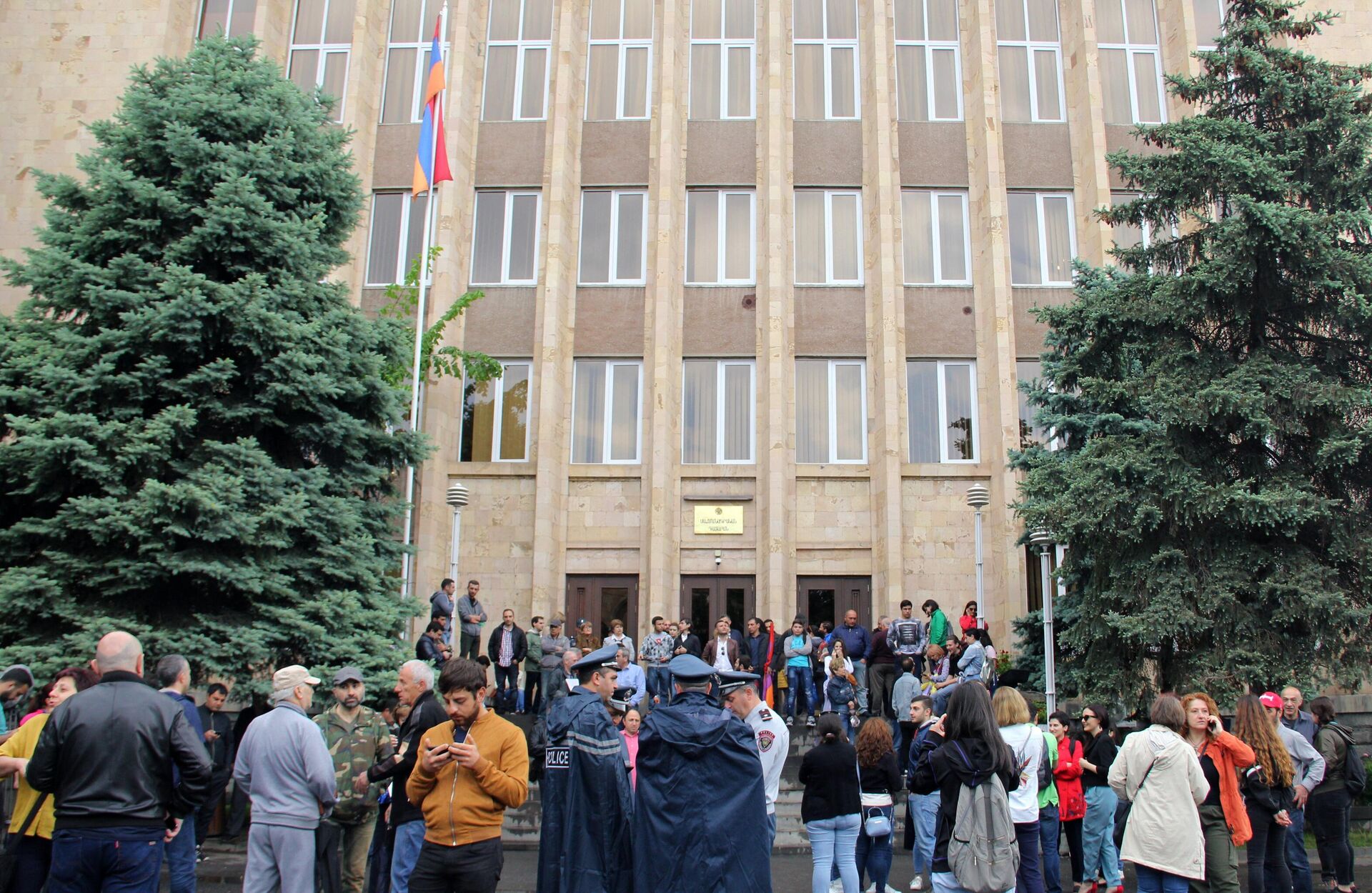 Люди у здания Конституционного суда Армении в Ереване - РИА Новости, 1920, 25.02.2021