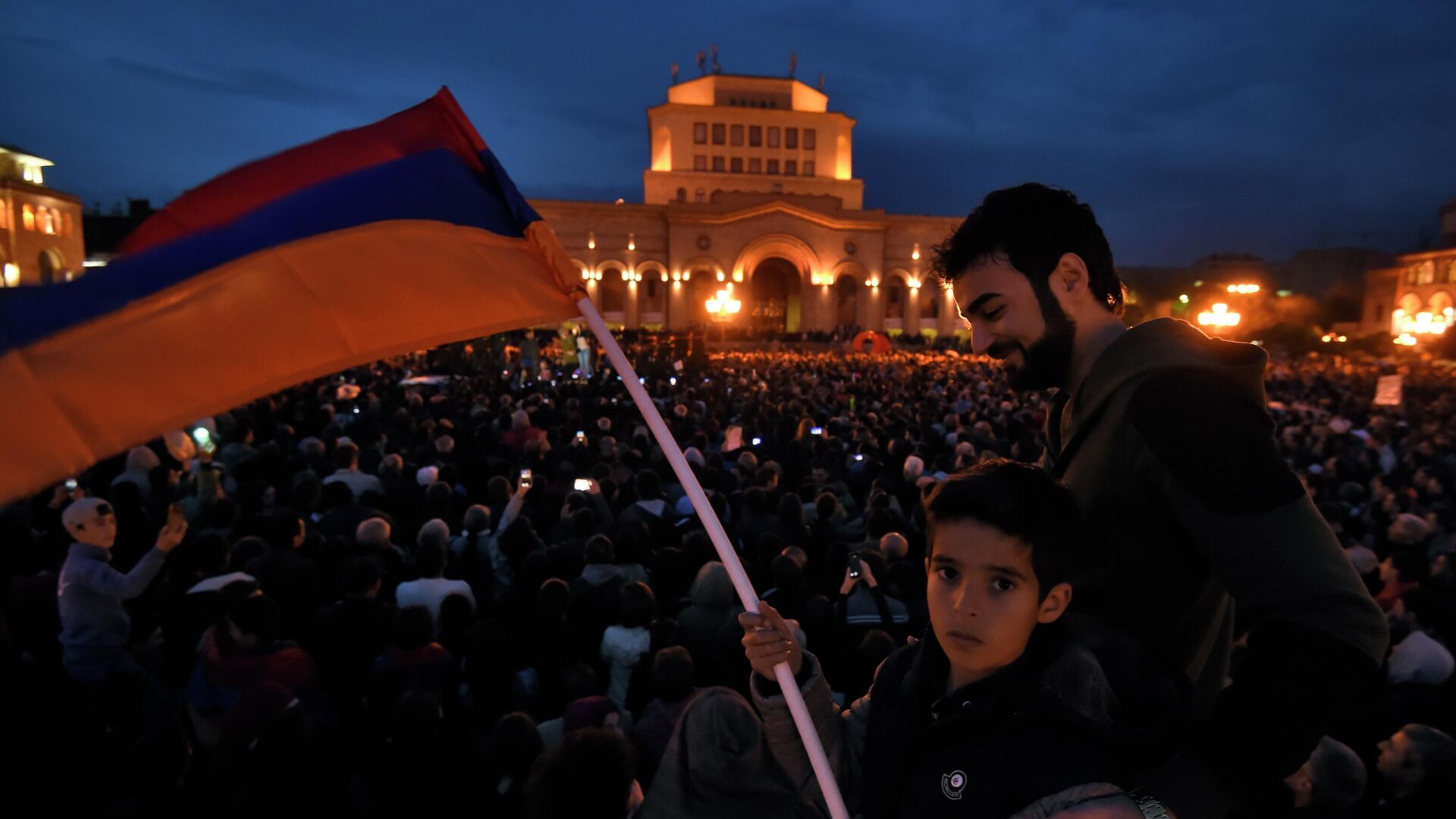 Люди с национальным флагом во время акции протеста на площади Республики в Ереване. 2018 год - РИА Новости, 1920, 25.02.2021