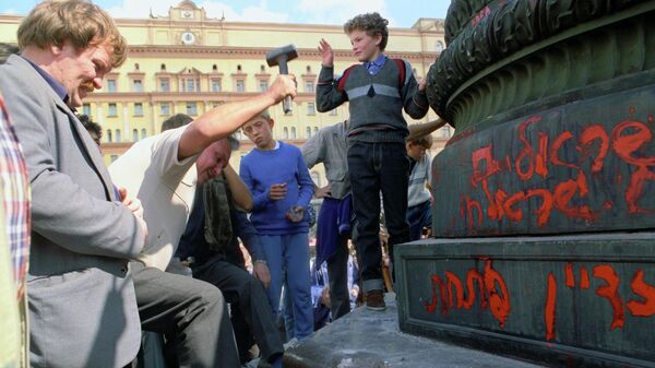 Снос памятника Феликсу Дзержинскому на Лубянской площади