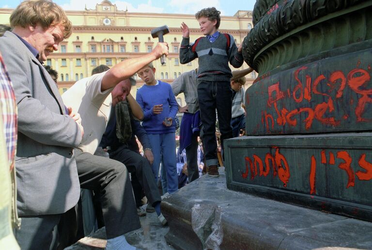 Снос памятника Феликсу Дзержинскому на Лубянской площади