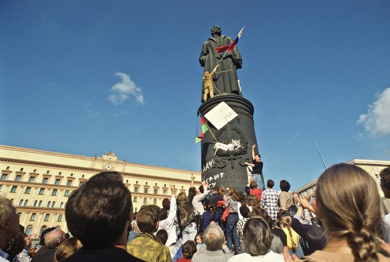 У памятника Феликсу Дзержинскому на Лубянской площади. 22 августа 1991 года