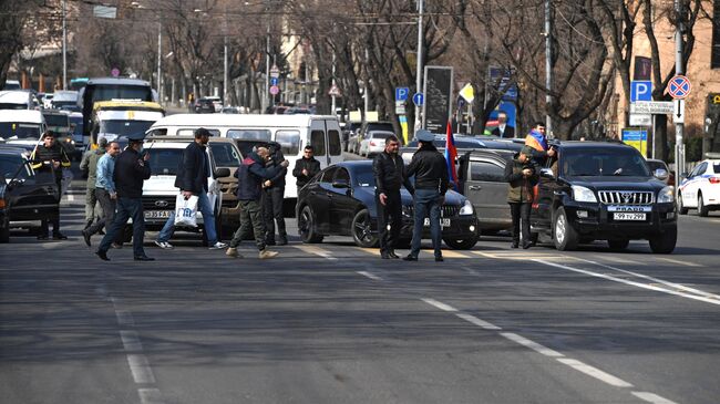 Протестующие перекрыли проспект Баграмяна в Ереване