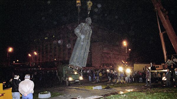 Демонтаж памятника Ф.Э.Дзержинскому на площади Дзержинского (ныне Лубянской) в Москве в ночь на 23 августа 1991 года 