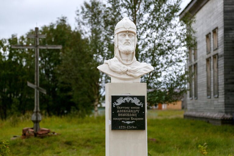 Памятник князю Александру Невскому на храмово площади в селе Варзуга Терского района в Мурманской области