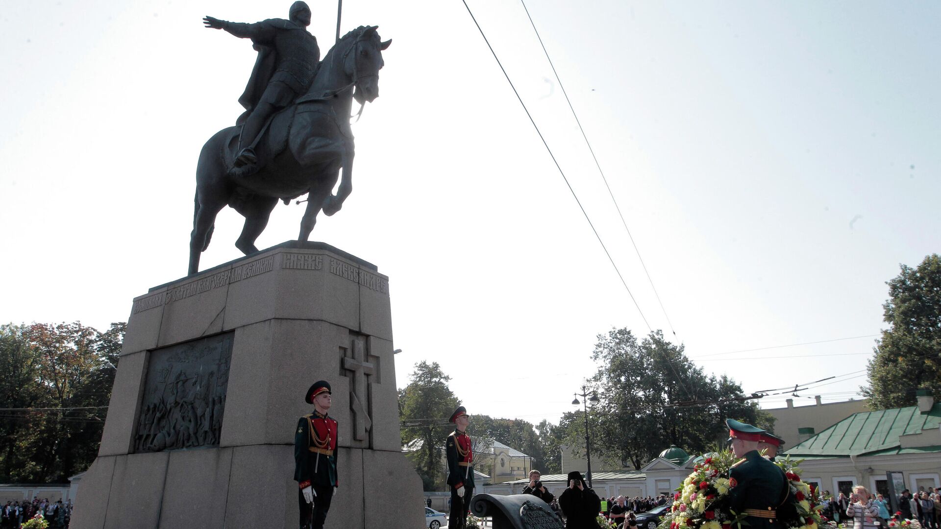 Церемония возложения цветов к памятнику святого благоверного князя Александра Невского в рамках мероприятий по случаю празднования 300-летия Александро-Невской Лавры в Санкт-Петербурге - РИА Новости, 1920, 26.02.2021