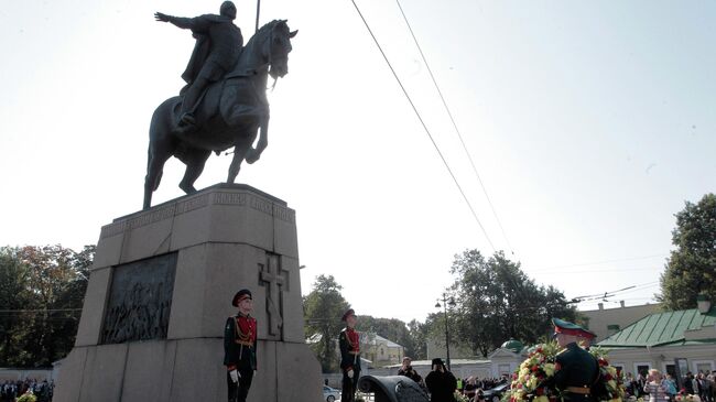 Церемония возложения цветов к памятнику святого благоверного князя Александра Невского в рамках мероприятий по случаю празднования 300-летия Александро-Невской Лавры в Санкт-Петербурге