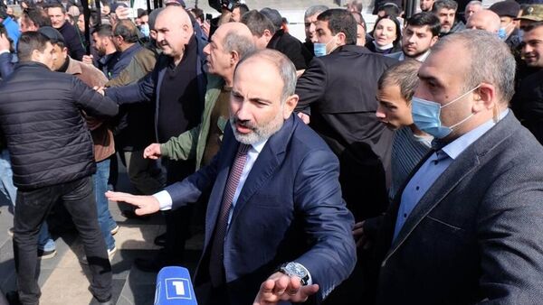 Премьер-министр Армении Никол Пашинян на улице в центре Еревана