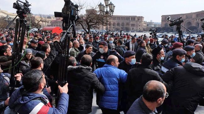 Протестующие возле Дома правительства в Ереване