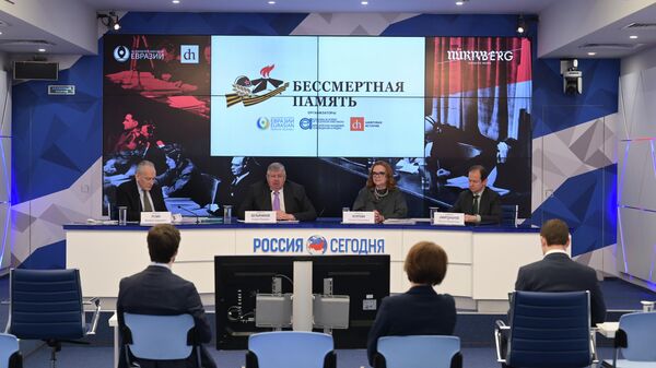 Участники презентации международного проекта Бессмертная память в пресс-центре медиагруппы Россия сегодня