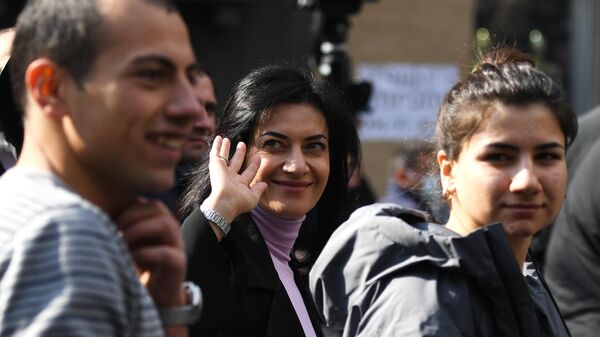 Супруга премьер-министра Армении Николы Пашиняна Анна Акопян, дочь Мариам Пашинян и сын Ашот Пашинян  во время митинга в Ереване