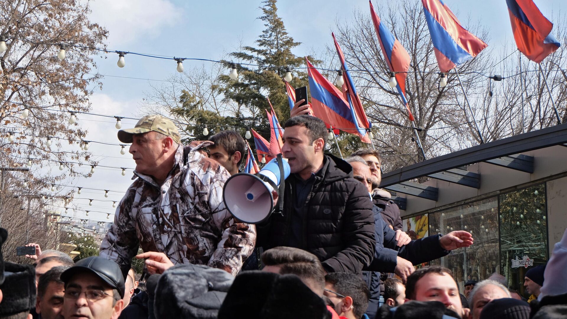 Противники политики премьер-министра Армении Никола Пашиняна на улице Еревана - РИА Новости, 1920, 25.02.2021